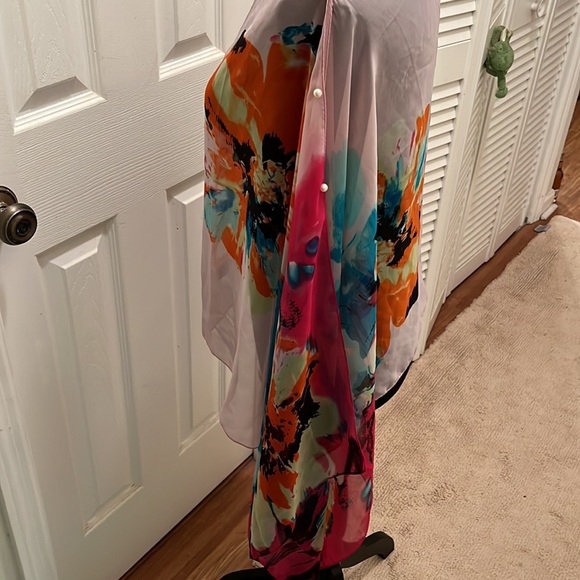 Chiffon flowered boatneck poncho - Picture 6 of 6